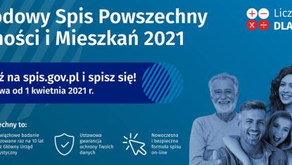 Uśmiechnięci na zdjęciu młoda kobieta, mężczyzna w średnim wieku, nastolatka i senior