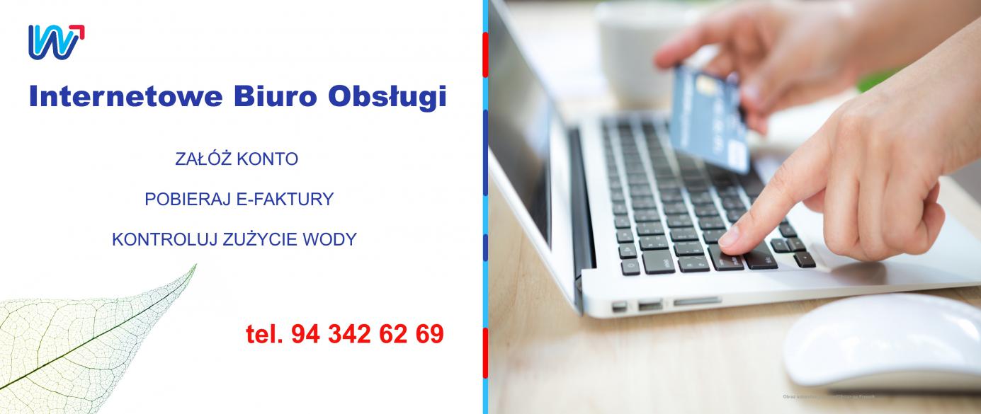 Zbliżenie dłoni na klawiaturze laptopa, na pierwszym planie mysz komputerowa 